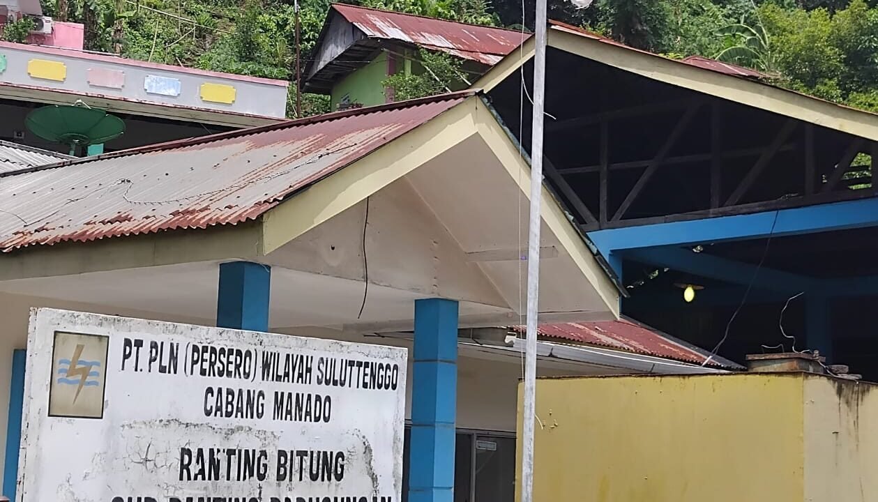 Diduga Lalai dan Melanggar UU, Bendera Merah Putih Rusak Parah Tetap Berkibar di Kantor PLN Lembeh